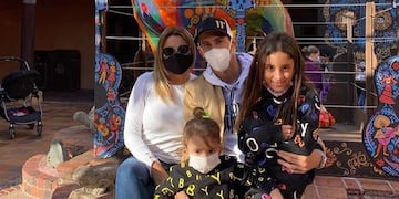 Ángel Di María junto a su mujer Jorgelina Cardoso y sus hijas Mía y Pía