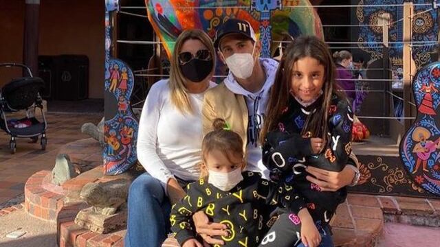 Ángel Di María junto a su mujer Jorgelina Cardoso y sus hijas Mía y Pía
