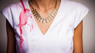 El truco de agua oxigenada y jabón líquido elimina manchas de vino sin dañar la ropa ni usar bicarbonato.