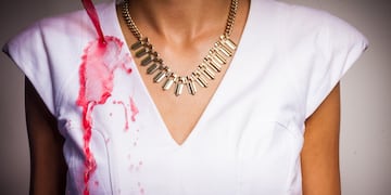 El truco de agua oxigenada y jabón líquido elimina manchas de vino sin dañar la ropa ni usar bicarbonato.