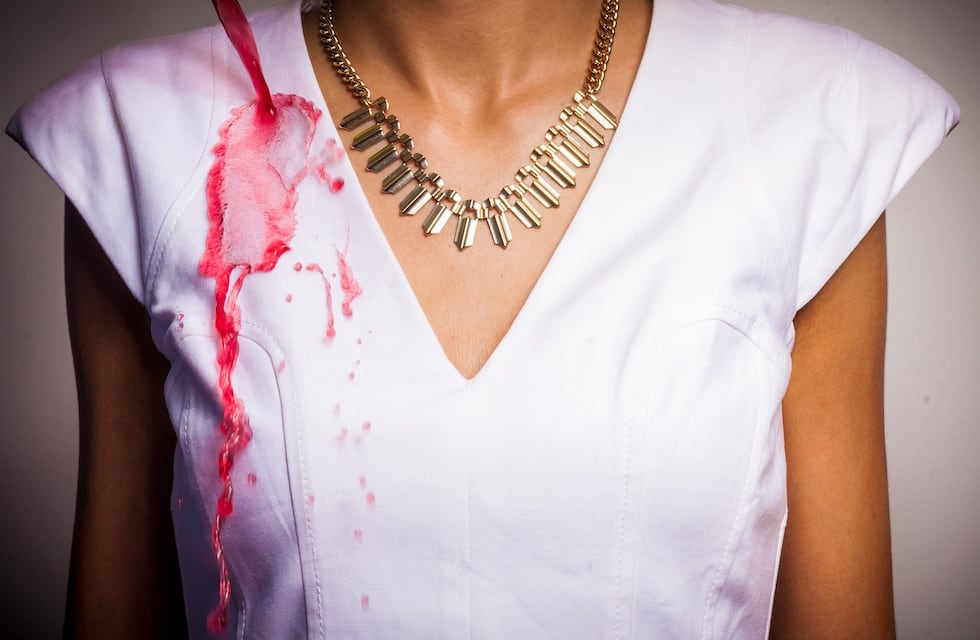 El truco secreto para limpiar manchas de vino de la ropa sin usar bicarbonato de sodio