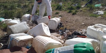 Hallan bidones de agroquímicos tirados en la sección quintas