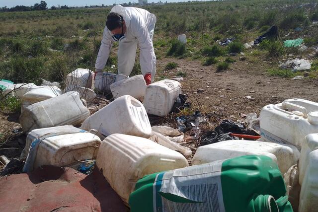 Hallan bidones de agroquímicos tirados en la sección quintas