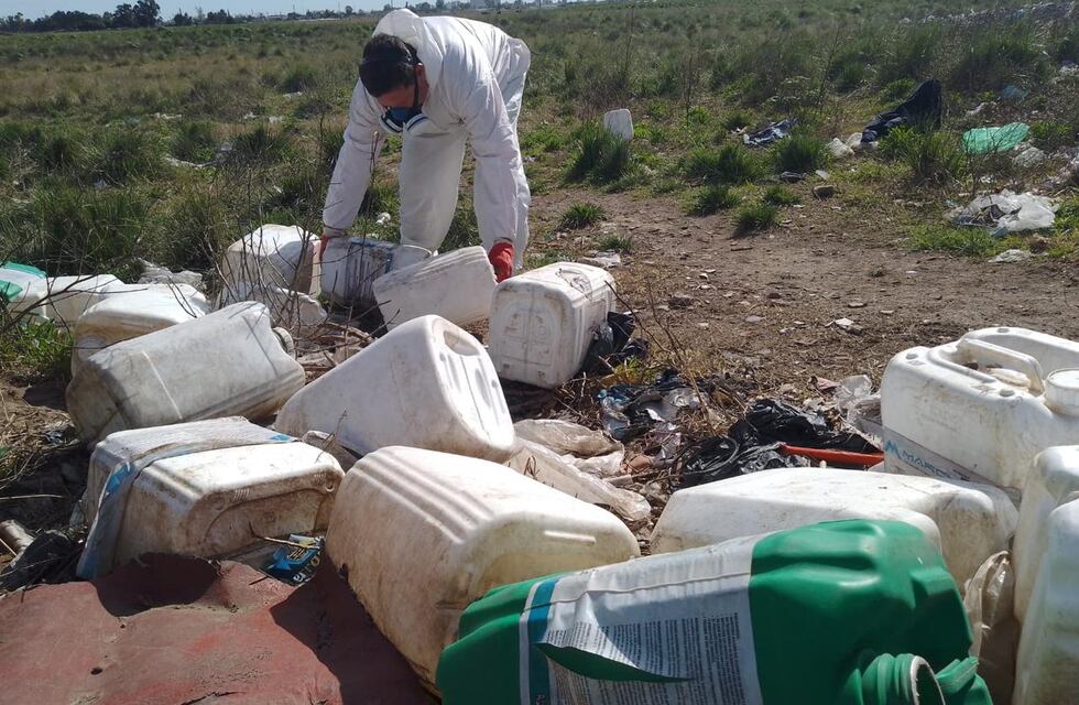 Tres Arroyos: Hallan bidones de agroquímicos tirados en la sección quintas