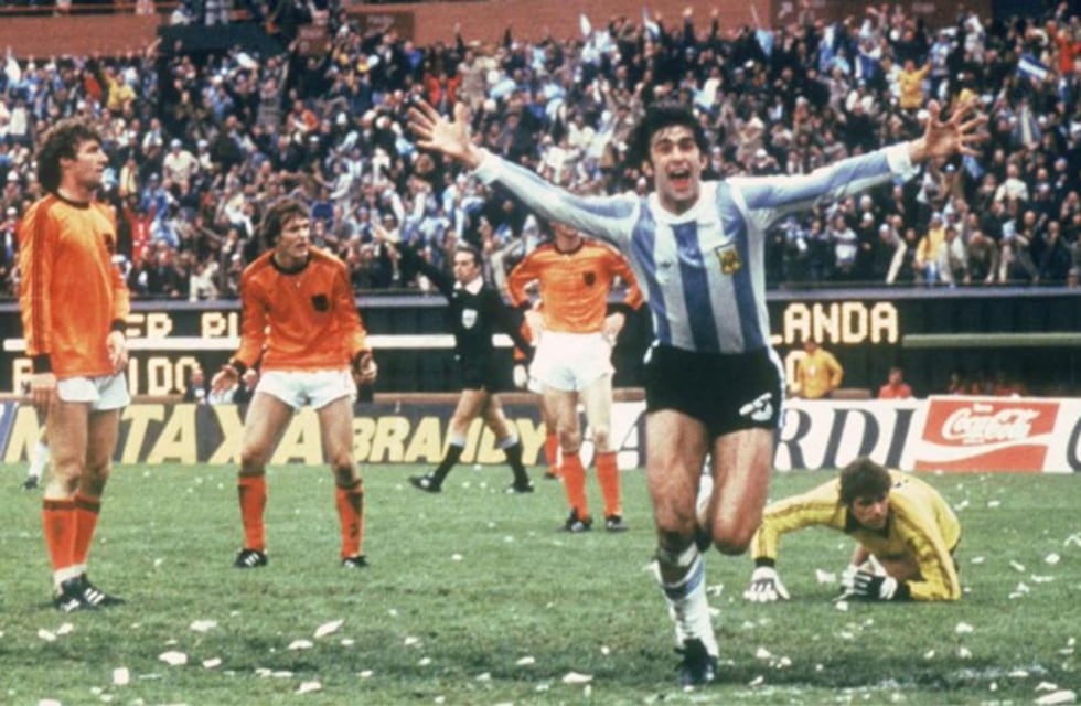 Retrató a Mario Kempes con “la tierra de su origen” y el resultado es sorprendente