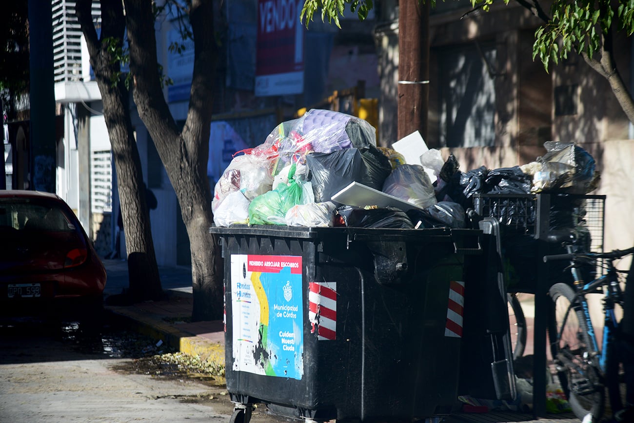 Basura acumulada en las veredas de las calles de Córdoba. (Pedro Castillo / La Voz)