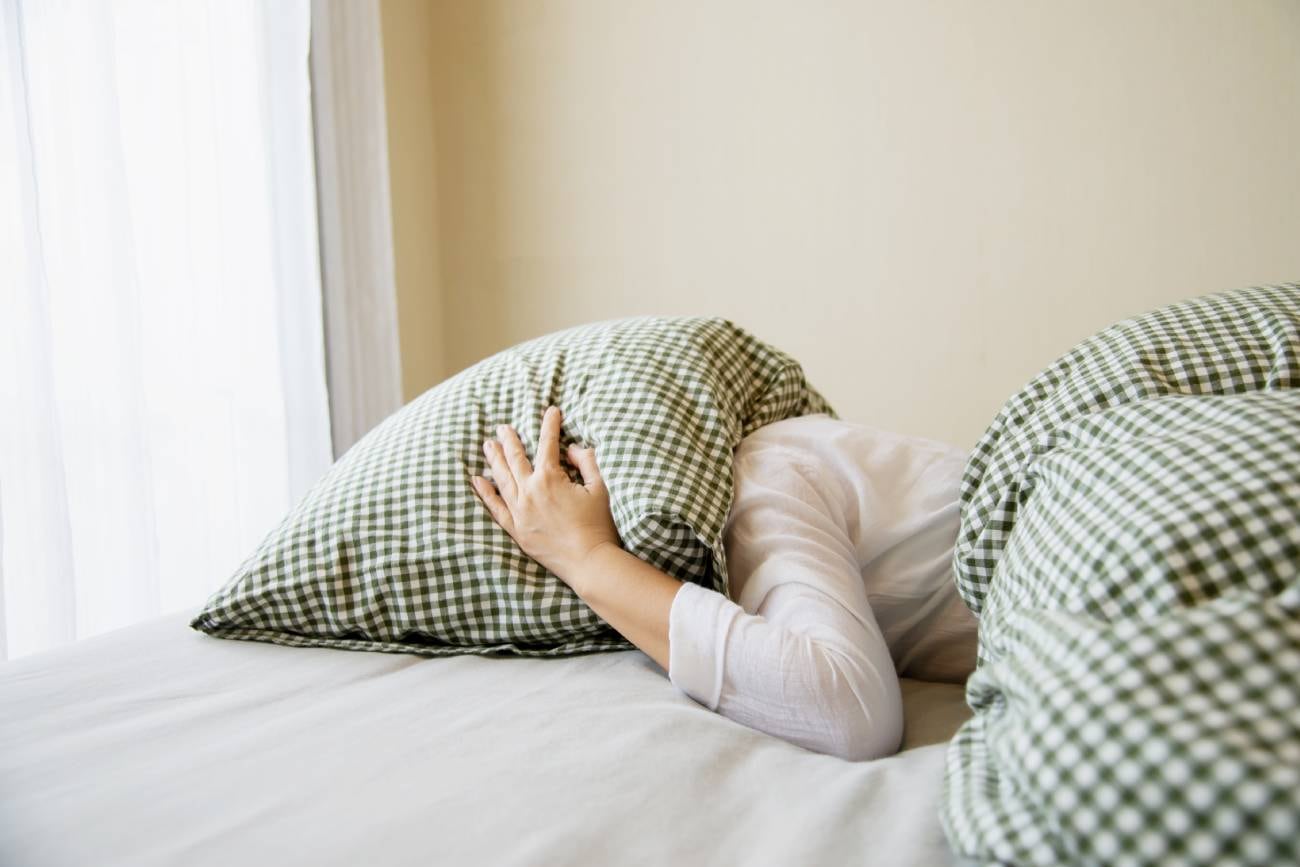 El insomnio se alimenta con la ansiedad. Si no podés dormir, lo mejor es levantarte un momento en vez de quedarte dando vueltas en la cama. (Freepik)