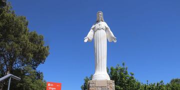 "Virgen Dulcísima" o también llamada "Virgen Blanca" en barrio La Quinta IV Sección de Villa Carlos Paz. (Foto: Facebook / Municipalidad VCP).