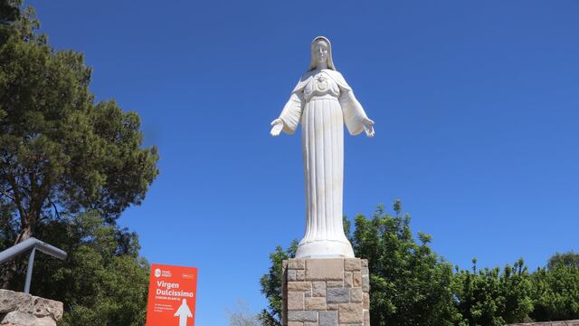 "Virgen Dulcísima" o también llamada "Virgen Blanca" en barrio La Quinta IV Sección de Villa Carlos Paz. (Foto: Facebook / Municipalidad VCP).