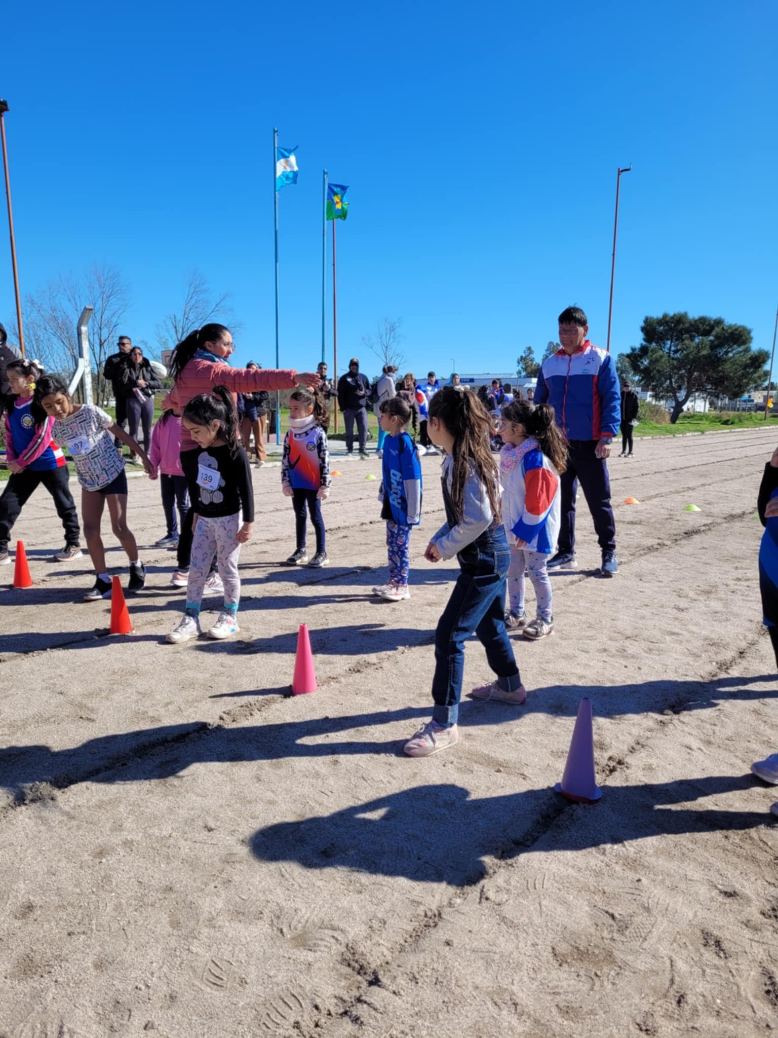 Importante participación en la jornada atlética por el Día del Niño