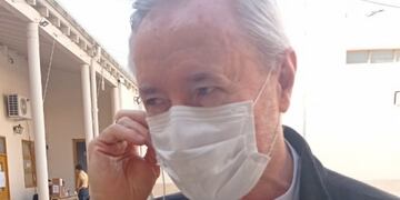 Andrés Stanovnik con los medios correntinos antes de emitir su voto en una céntrica escuela de la capital provincial.