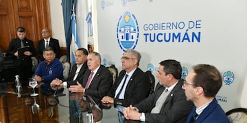 El gobierno provincial y ATSA sellaron un nuevo acuerdo que mejora los haberes, regulariza empleo y fortalece derechos previsionales.