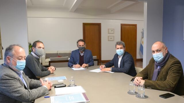 Sergio Uñac se reunió en Buenos Aires con funcionarios del Ministerio de Obras de la Nación.