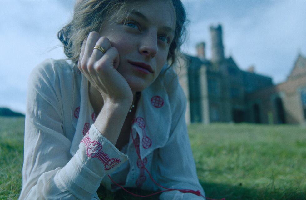 Dura 2 horas y promete cautivarte: la película de época sobre dos amantes que la rompe en Netflix