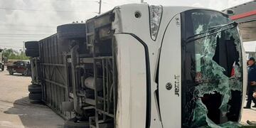 Así quedó el colectivo que volcó en Punta Cana (Cadena Río Twitter).