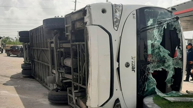 Destruido. Así quedó el ómnibus que trasladaba turistas en Punta Cana. Dos cordobeses se salvaron de milagro (Cadena Río Twitter).