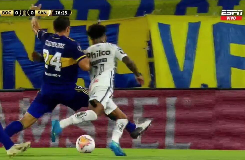 Boca-Santos: para el VAR, la polémica jugada de Izquierdoz en el área fue un “roce de fútbol”