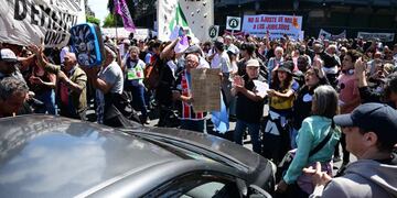 Se aprobó el veto a la ley de financiamiento universitario y los estudiantes y sectores de izquierda reclaman afuera del Congreso.