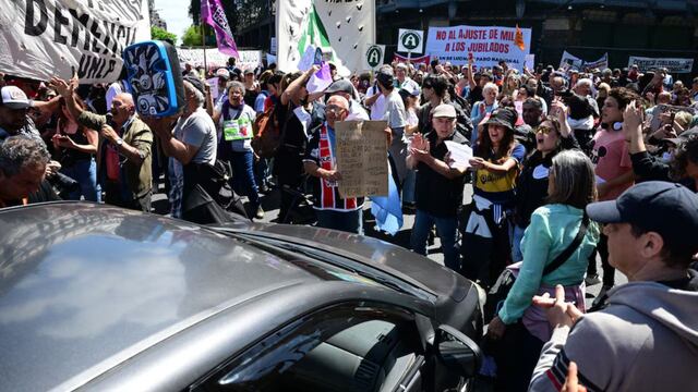 Se aprobó el veto a la ley de financiamiento universitario y los estudiantes y sectores de izquierda reclaman afuera del Congreso.