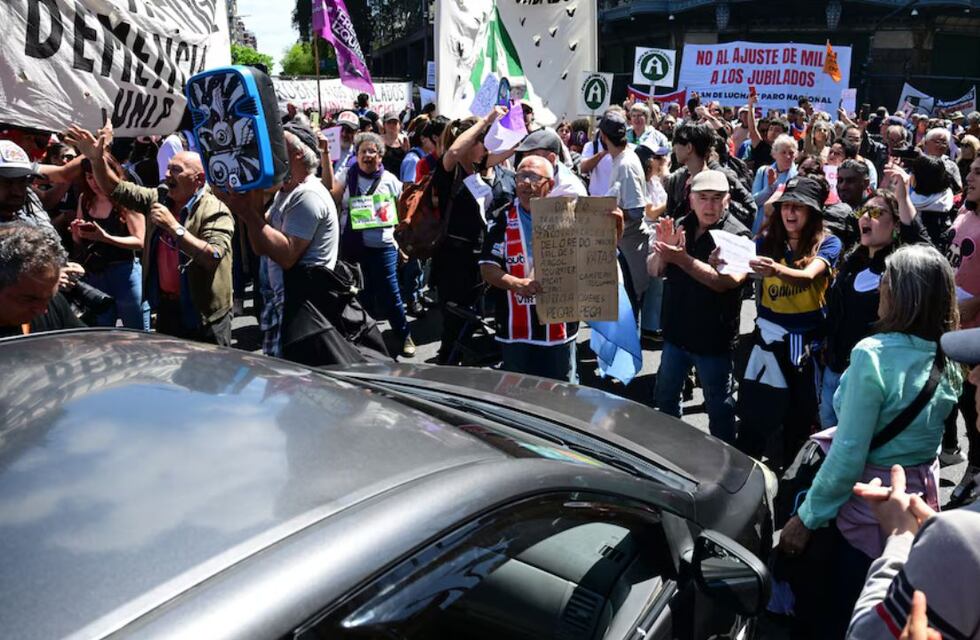 “La patria no se vende”: disturbios afuera del Congreso tras la confirmación del veto a la ley de financiamiento universitario