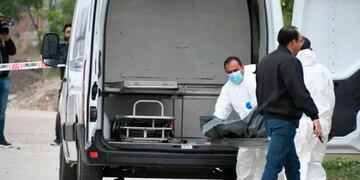 Personal médico y policial retiran el cuerpo de la joven asesinada.