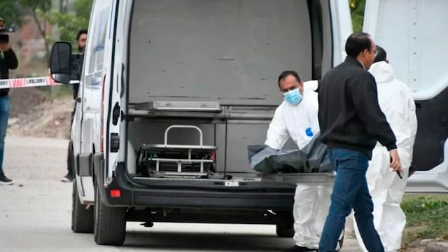 Personal médico y policial retiran el cuerpo de la joven asesinada.