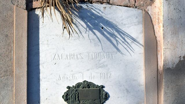 Avanza la causa por el robo de placas en cementerios de rauch y Tandil: allanamientos con resultados positivos