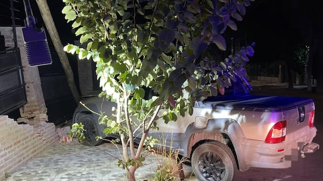 El conductor perdió el control, chocó un poste de luz y terminó dañando el frente de una casa en Córdoba.
