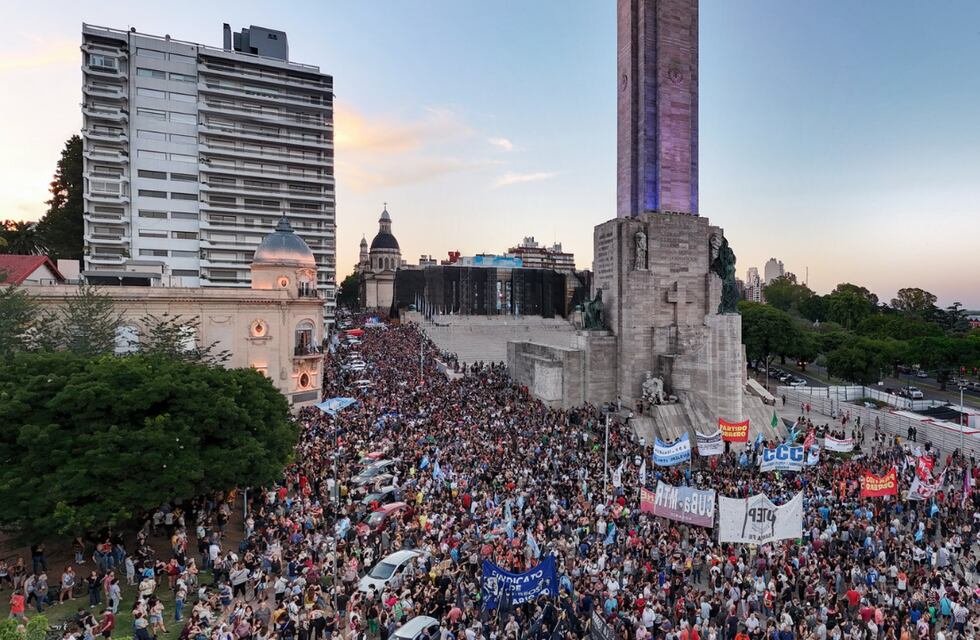 Rosario: miles de trabajadores marcharon contra el Mega DNU de Javier Milei y pidieron paro general