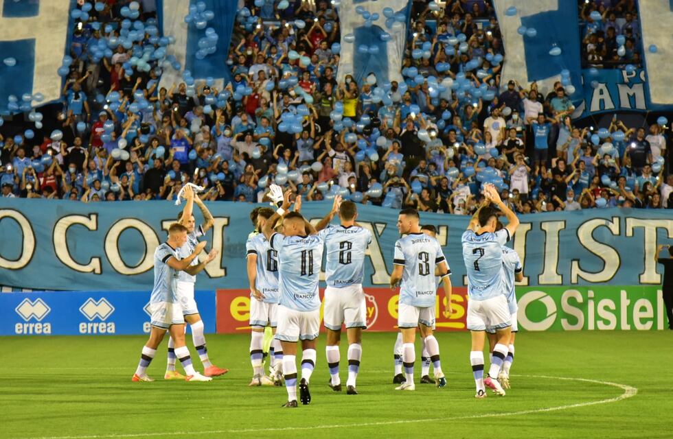 Benjamín, de la emoción porque lo habían hecho socio de Belgrano, a una foto con el plantel