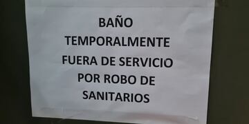 El delincuente se robó un inodoro en pleno centro cordobés.