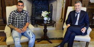 Carlos Tevez y Mauricio Macri (Archivo)