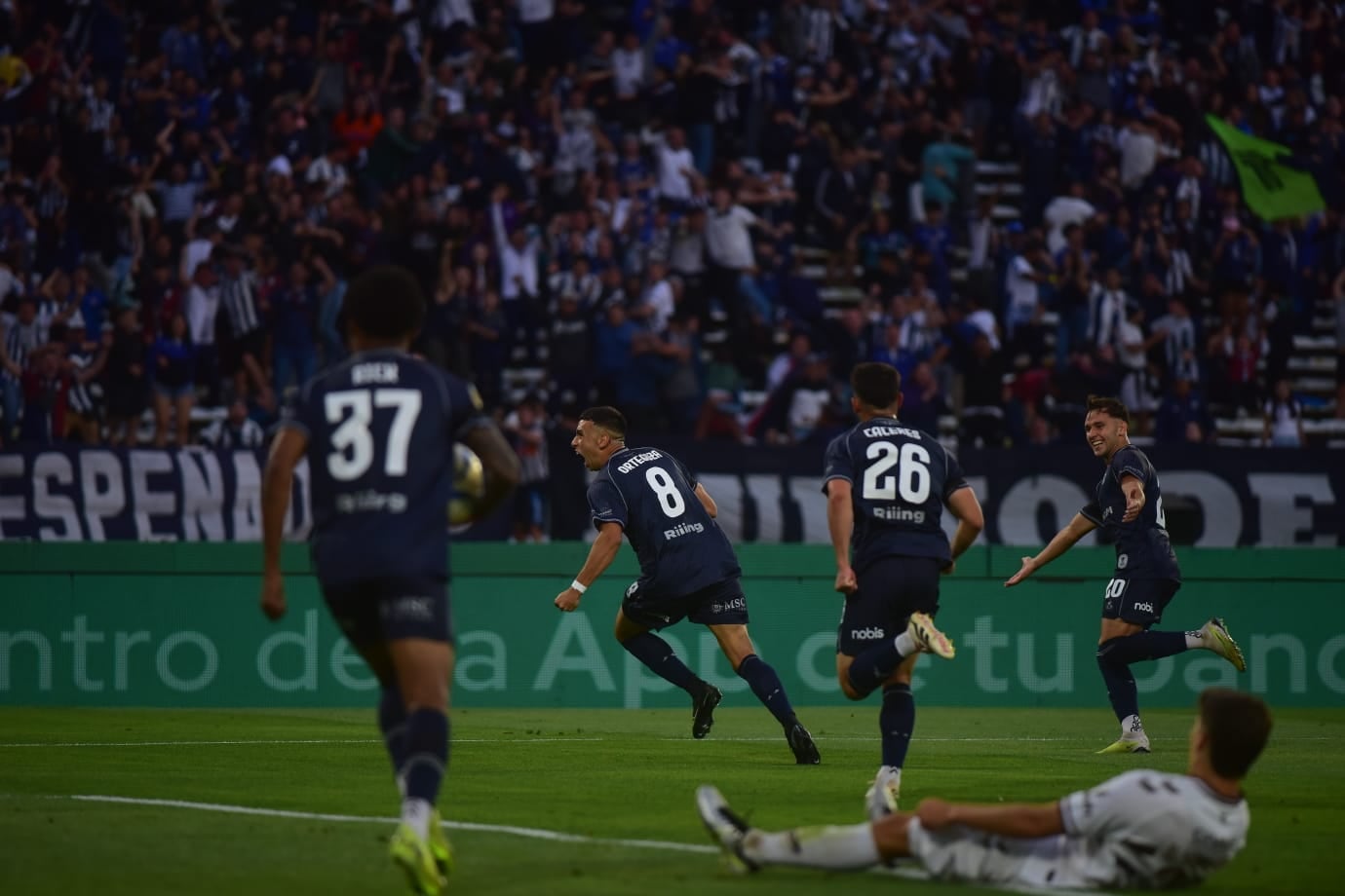 Ortegoza ya marcó el 1 a 0 ante Platense y sale a celebrar. (Nicolás Bravo / La Voz).