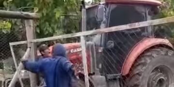 El dueño de una finca en Maipú atropelló a un joven con su tractor /Imagen de video.