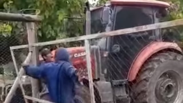 El dueño de una finca en Maipú atropelló a un joven con su tractor /Imagen de video.