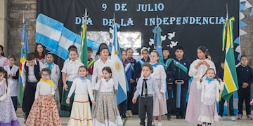 Las instituciones educativas de Orense se unieron para festejar el Acto por el día de la Independencia