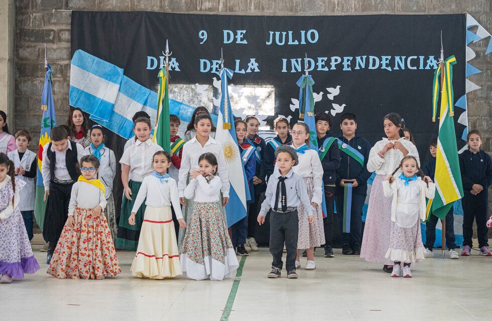 Las instituciones educativas de Orense se unieron para festejar el Acto por el día de la Independencia