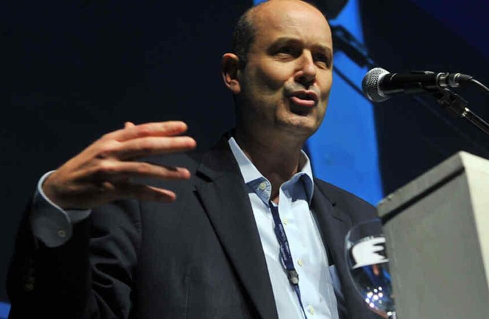 Sturzenegger defendió la restitución de Ganancias y la suba de retenciones: “No son impuestazos”