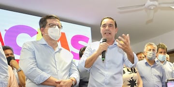 El gobernador reelecto, Gustavo Valdes junto a su vicegobernador reelecto, Pedro Braillard Poccard, el pasado domingo por la noche.