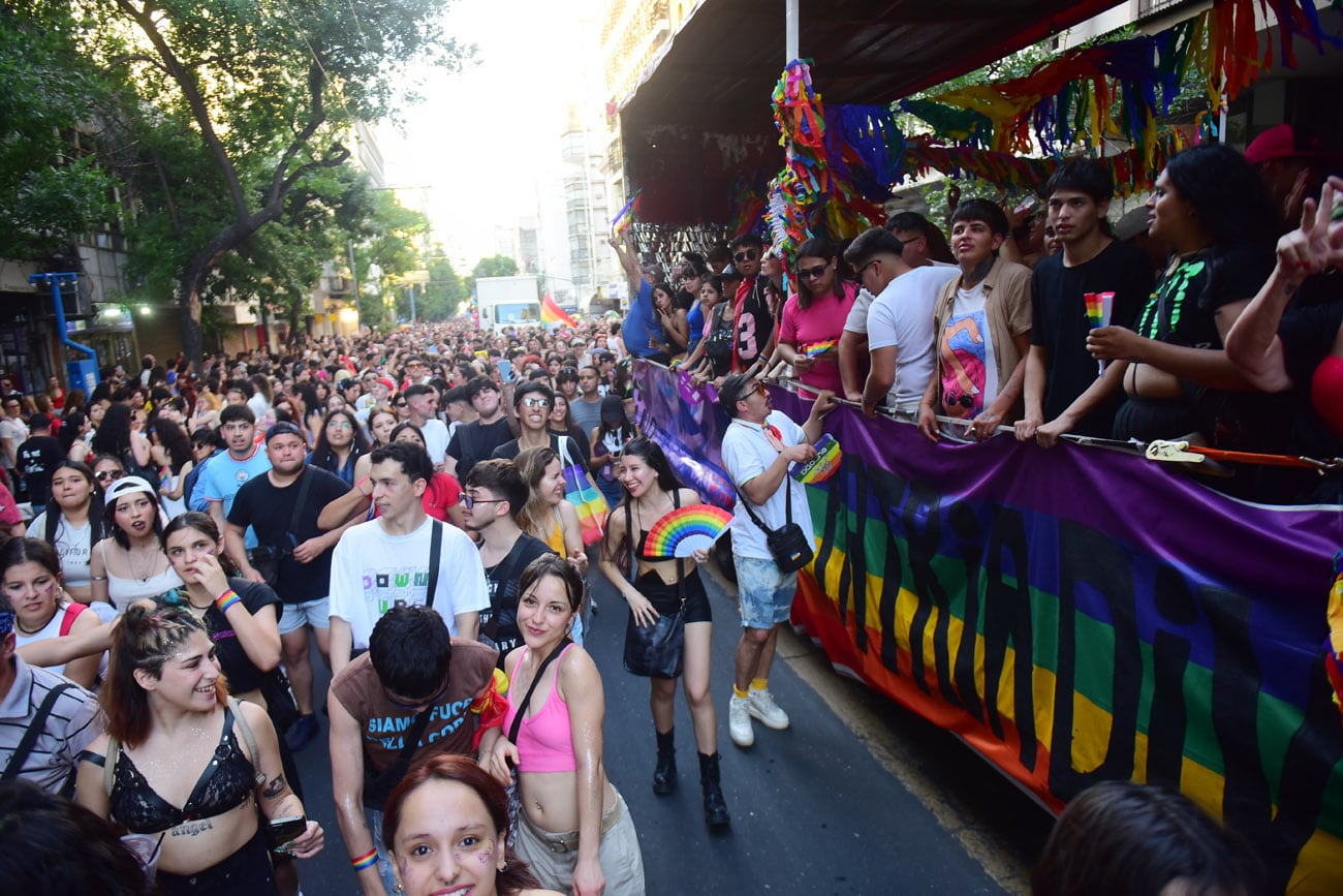Marcha del Orgullo por las calles de Córdoba.  (Nicolás Bravo / La Voz)