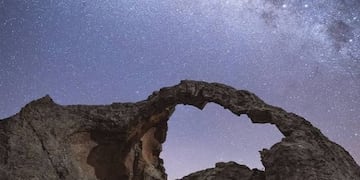 El arco se formó gracias a la erosión y el paso del tiempo, y se convirtió en un atractivo natural de la provincia. (Foto: @astrofotografía.cba)