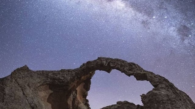 El arco se formó gracias a la erosión y el paso del tiempo, y se convirtió en un atractivo natural de la provincia. (Foto: @astrofotografía.cba)