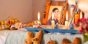 En Jujuy es tradición honrar a los difuntos con mesas de ofrendas. Este martes se realiza talleres para aprender a elaborar ofrendas, denarios, rosarios, coronas y demás elementos.