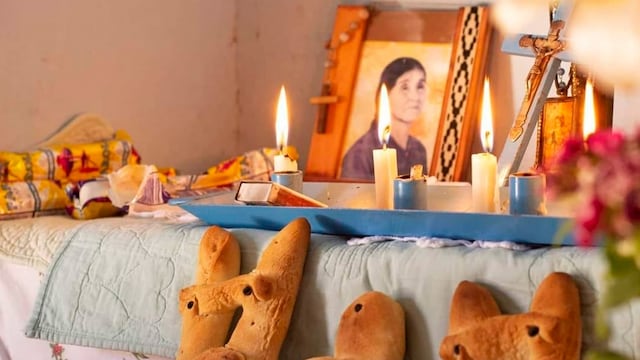 En Jujuy es tradición honrar a los difuntos con mesas de ofrendas. Este martes se realiza talleres para aprender a elaborar ofrendas, denarios, rosarios, coronas y demás elementos.