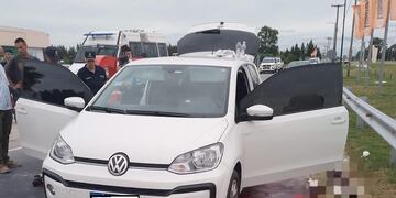 El auto en que escapaban los delincuentes