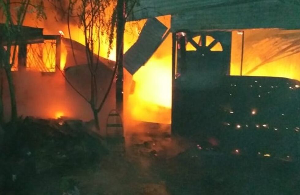 Se prendió fuego una precaria vivienda y un joven perdió todo