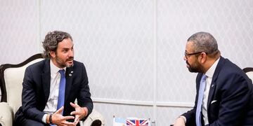 Santiago Cafiero junto a James Cleverly.