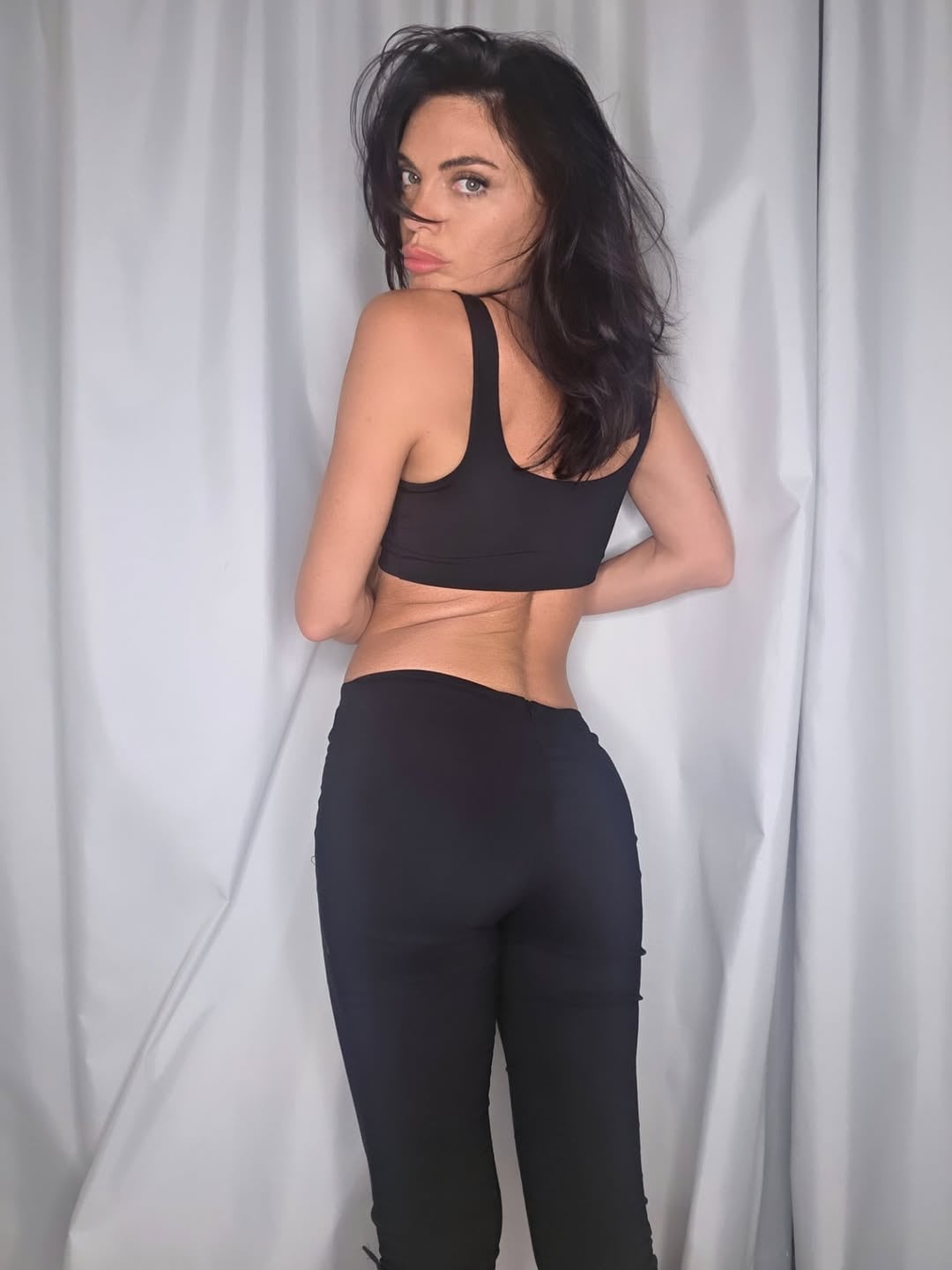 Ni short ni pantalón: Emilia Attias se sumó a la tendencia y dio cátedra de estilo con la prenda de la temporada