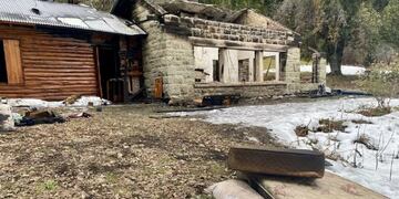 La cabaña atacada por mapuches meses atrás en Villa Mascardi fue usurpada (Gentileza / El Cordillerano).