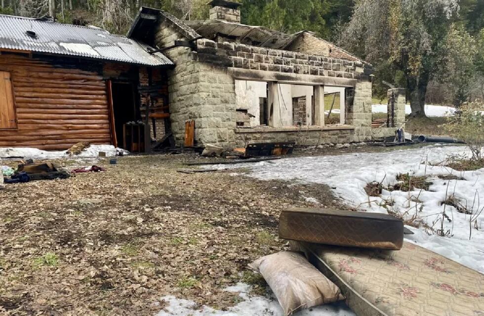 “Encapuchados” tomaron una cabaña en Villa Mascardi: está a metros del puesto de Gendarmería incendiado